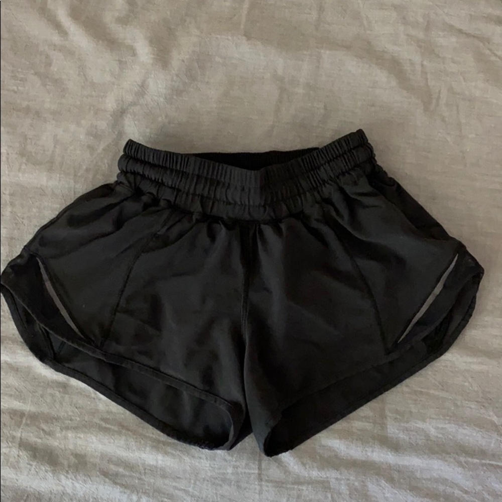 Lululemon Hotty 2.5 shorts